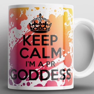 Könnte beinhalten: Weiße Keramiktasse mit einem bunten abstrakten Hintergrund und dem Text "Keep Calm I'm a PR Goddess" in Schwarz.