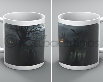 Puede incluir: Una taza de cerámica blanca con una imagen en blanco y negro de una escena de bosque espeluznante con una casa encantada y un árbol con ojos brillantes. La taza tiene un asa negra.