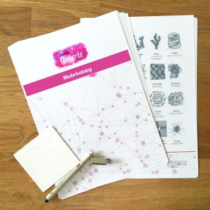 May include: A white sheet of paper with a pink and purple watercolor design. The paper has a grid pattern with pink and purple dots. The text "bunte Galerie Musterkatalog" is printed on the paper.