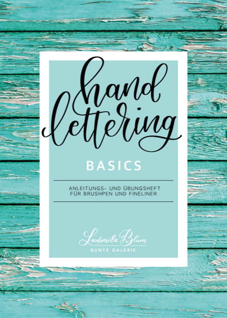 Może przedstawiać: Turkusowe tło z białą ramką wok&oacute;ł białego pola tekstowego. Pole tekstowe zawiera słowa "hand lettering basics" w czarnym, ozdobnym piśmie. Pod tytułem znajduje się tekst "Anleitungs- und &Uuml;bungsheft f&uuml;r Brushpen und Fineliner" w czarnym kolorze. Na dole pola tekstowego znajduje się tekst "Ludmila Blum Bunte Galerie" w białym, ozdobnym piśmie.