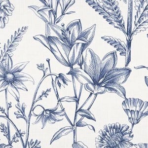 Może przedstawiać: Wzór tkaniny z szczegółowymi niebieskimi ilustracjami kwiatowymi na kremowym tle. Projekt obejmuje różne kwiaty i liście, tworząc motyw botaniczny. Grafika jest wykonana w szczegółowym, szkicowym stylu.