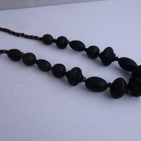 Collier en ivoire végétale ensemble dans le noir. Pas de Tagua