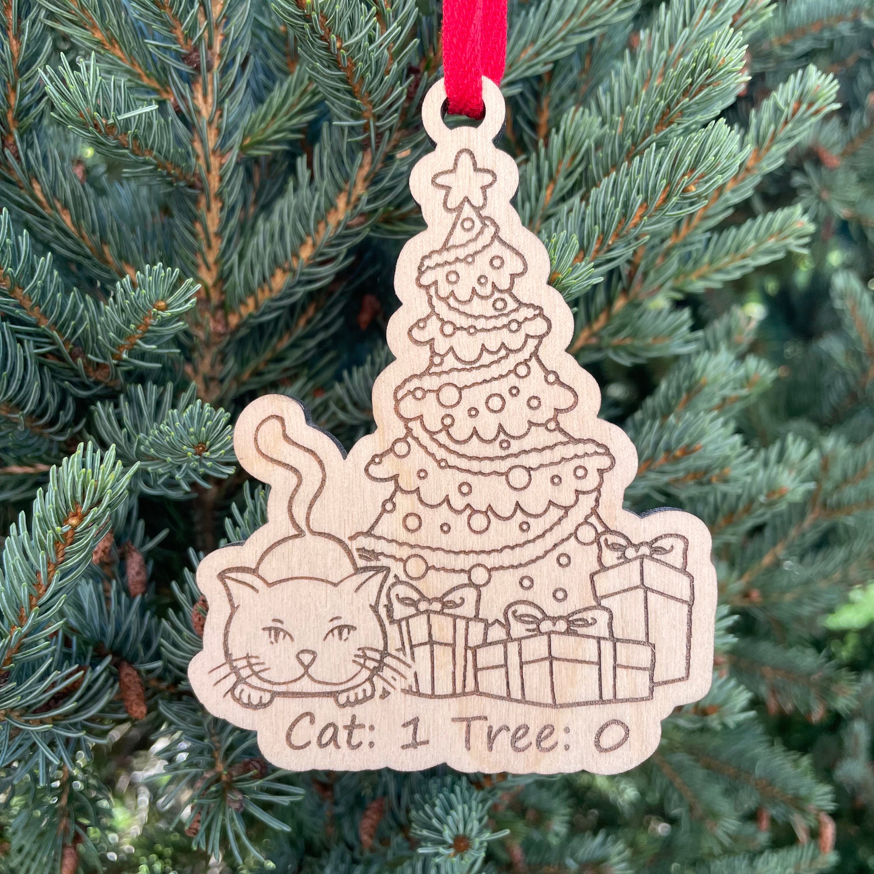 Adorno navideño de gato contra árbol Adorno divertido de gato