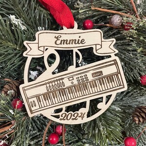 Adorno navideño con teclado 2025 / Adorno de instrumento de teclado personalizado / Adorno navideño 2025