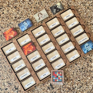 Organizador de tarjetas Code Names / Tarjetero de tres capas / Noche de juegos en familia / Nogal con acrílico negro