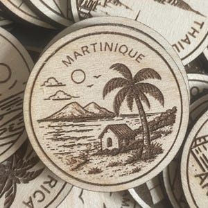 Martinique resetoken eller magnet eller prydnad: Graverad trädestination världen över resenär samlarsouvenir