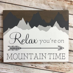 Relax You're on Mountain Time cartel de madera / 11 x 14 o 18/24 Circle / Vacation Home Decor / Ski Lodge Decor imagen 1