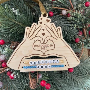 Adorno navideño con pulseras con nombre para bodas (2025) / Adorno de pulsera con corazón y manos para bodas / Compromiso