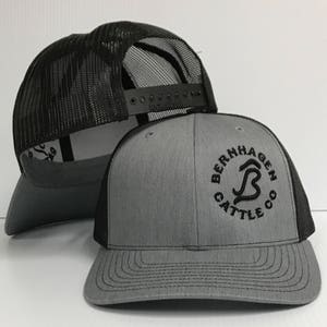 Personnalisez votre marque ou votre logo comme notre casquette pour bovins Bernhagen.