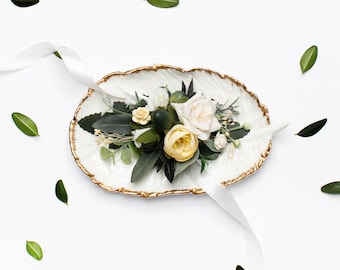 Corsage for wedding, Bridesmaid wrist corsage, Rustic wrist corsage, Prom corsage, Bridal flower corsage, White wrist corsage, Boho corsage