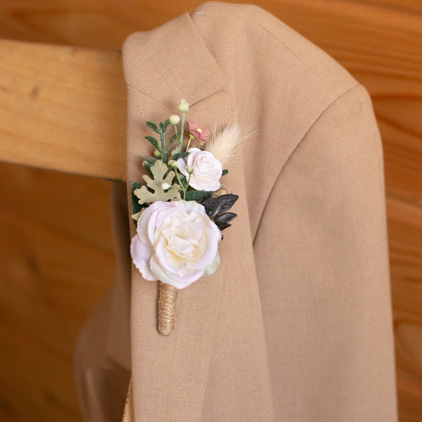 Boho bloem boutonniere, Bruidegom boutonniere, Witte bloem boutonniere, Man bloemen boutonniere, Bruiloft bloem knoopsgat, Boutonniere voor man