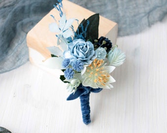 Blauwe bloem boutonniere, Flower Button hole, Ivory floral boutonniere, Dusty blue boutonniere, Groomsman boutonniere, Wedding boutonniere