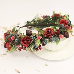 Christmas flower crown, Holly crown, Winter hair accessories, Evergreen crown, Winter wedding headpiece, Woodland crown, Holiday hairpiece