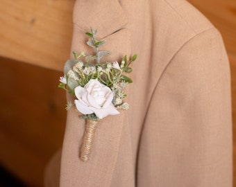 Men floral boutonniere, White flower boutonniere, Groomsmen boutonniere, Wedding flower boutonniere, Greenery buttonhole, Rustic boutonniere