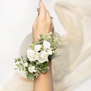 Wedding wrist corsage, White wrist corsage, Prom wrist corsage, Rustic flower corsage, Bridesmaid wrist corsage, Succulent corsage