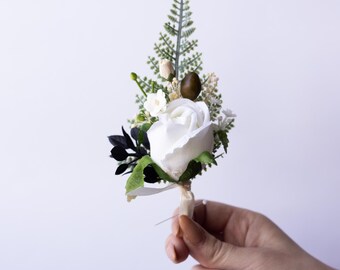 Accesorio para el novio en diseño blanco. Ojal para el novio. Boda en el jardín de rosas. Ramo de oliva con tacto real. Ramillete para el novio. Regalo de boda de verano.