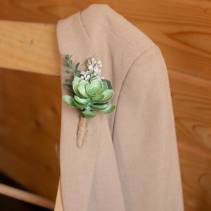 Boutonniere de flores para el novio, Ojal suculento, Boutonniere rústico para hombres, Ojal verde, Boda en el bosque