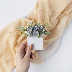 Blue mens pocket boutonniere, Dried flower mens boutonniere, Groomsmen boutonnière mariage, Daisy buttonhole flower square, corsage prom