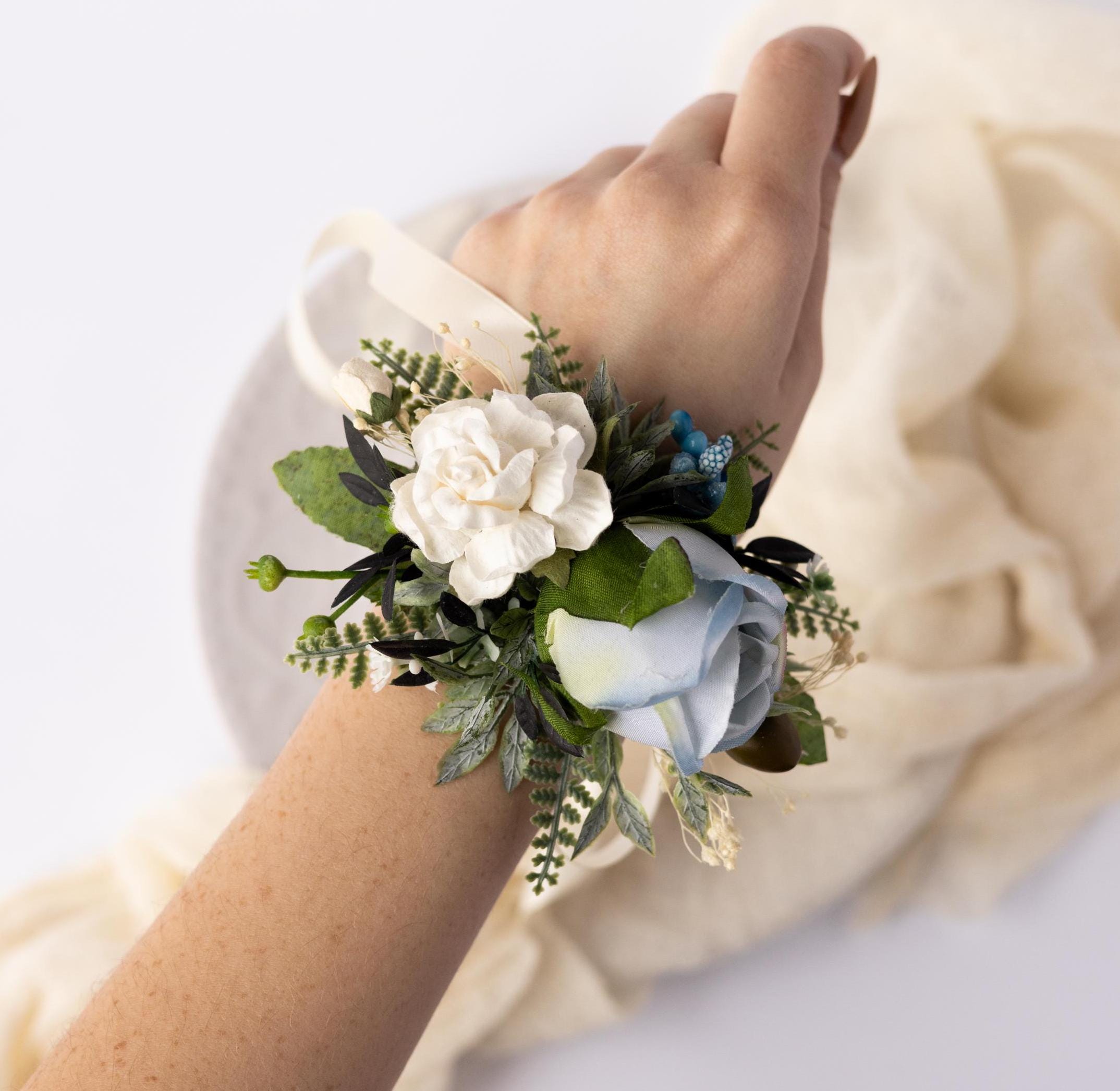 Acquista 4 pezzi rosa corpetto da polso e fiore all'occhiello set cinturino da polso braccialetto e fiore all'occhiello da uomo per accessori da sposa decorazioni per feste da ballo in Italia a
