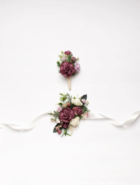 La Sposa Sistema La Boutonnière Sulla Giacca Dello Sposo Immagine Stock