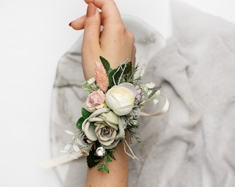 Weißes Corsagen- und Boutonniere-Set, Salbeigrüne Corsage, Blumenboutonniere, Rustikales Boutonniere, Hochzeitsset, Hochzeitsaccessoire