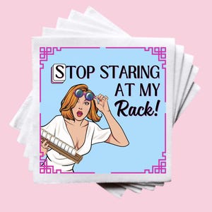 Op de afbeelding: Een stapel witte servetten met een afbeelding in pop-artstijl. De afbeelding toont een vrouw met rood haar en een zonnebril, die een rek met tegels vasthoudt. De tekst luidt "STOP STARING AT MY Rack!" in zwart en wit.
