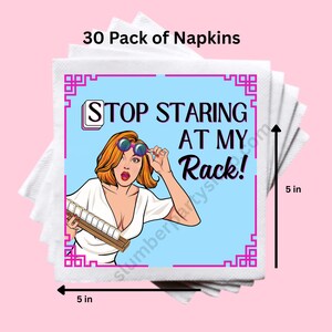 Op de afbeelding: Een stapel van 30 witte vierkante servetten, elk 12,7 cm breed, met een pop-art stijl ontwerp. Het ontwerp bevat een vrouw met een zonnebril en de tekst "STOP STARING AT MY Rack!" in een blauw en roze kader.