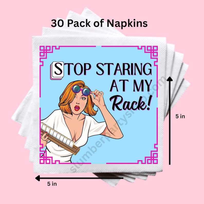 Op de afbeelding: Een stapel van 30 witte vierkante servetten, elk 12,7 cm breed, met een pop-art stijl ontwerp. Het ontwerp bevat een vrouw met een zonnebril en de tekst "STOP STARING AT MY Rack!" in een blauw en roze kader.