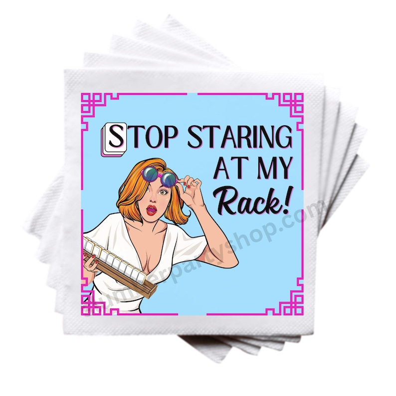 Op de afbeelding: Een stapel witte papieren servetten met een pop-art ontwerp. Het ontwerp toont een vrouw met oranje haar en een zonnebril, die een Scrabble-rek vasthoudt. De tekst op het ontwerp luidt "STOP STARING AT MY Rack!"