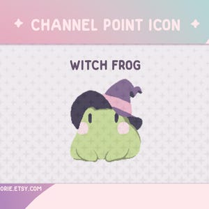 Pode incluir: Um sapo verde usando um chapéu de bruxa roxo e rosa. O sapo tem um fundo branco com um padrão de pequenas estrelas brancas.