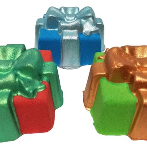 K&ouml;nnte beinhalten: Drei kleine Geschenkboxen, eine rote mit einer gr&uuml;nen Schleife, eine blaue mit einer silbernen Schleife und eine gr&uuml;ne mit einer goldenen Schleife.