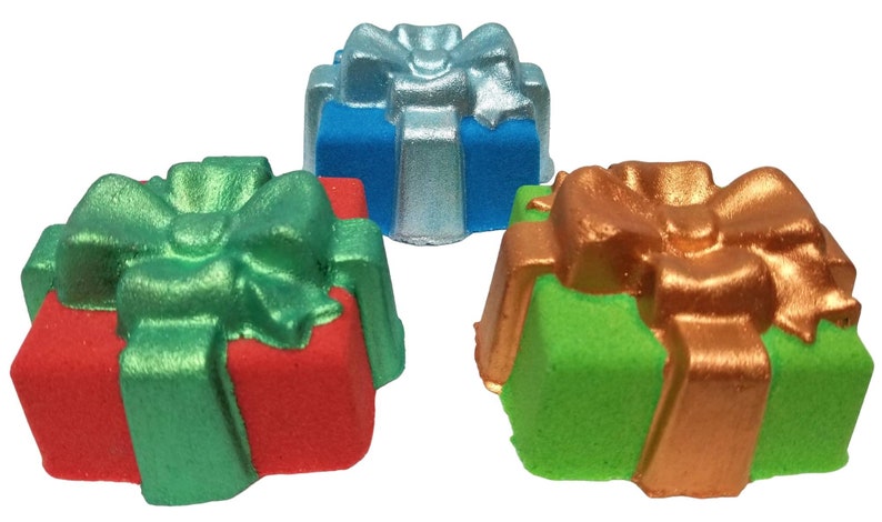 K&ouml;nnte beinhalten: Drei kleine Geschenkboxen, eine rote mit einer gr&uuml;nen Schleife, eine blaue mit einer silbernen Schleife und eine gr&uuml;ne mit einer goldenen Schleife.