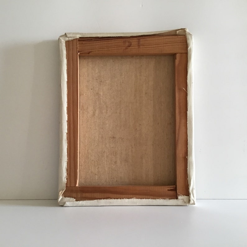 K&ouml;nnte beinhalten: Die R&uuml;ckseite einer rechteckigen Leinwand, die auf einen Holzrahmen gespannt ist. Die hellbraune, strukturierte Leinwand ist mit umgeschlagenen Kanten an den vier Holzleisten befestigt. Der Holzrahmen zeigt eine nat&uuml;rliche Maserung.