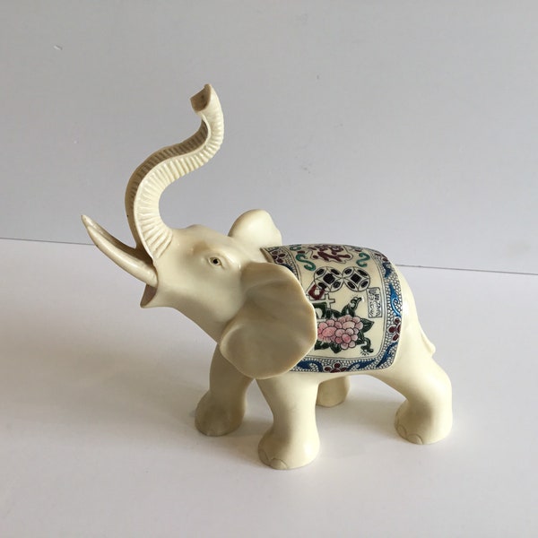 Rare éléphant porte-bonheur (années 1960) fabriqué en Chine Sculpture en résine