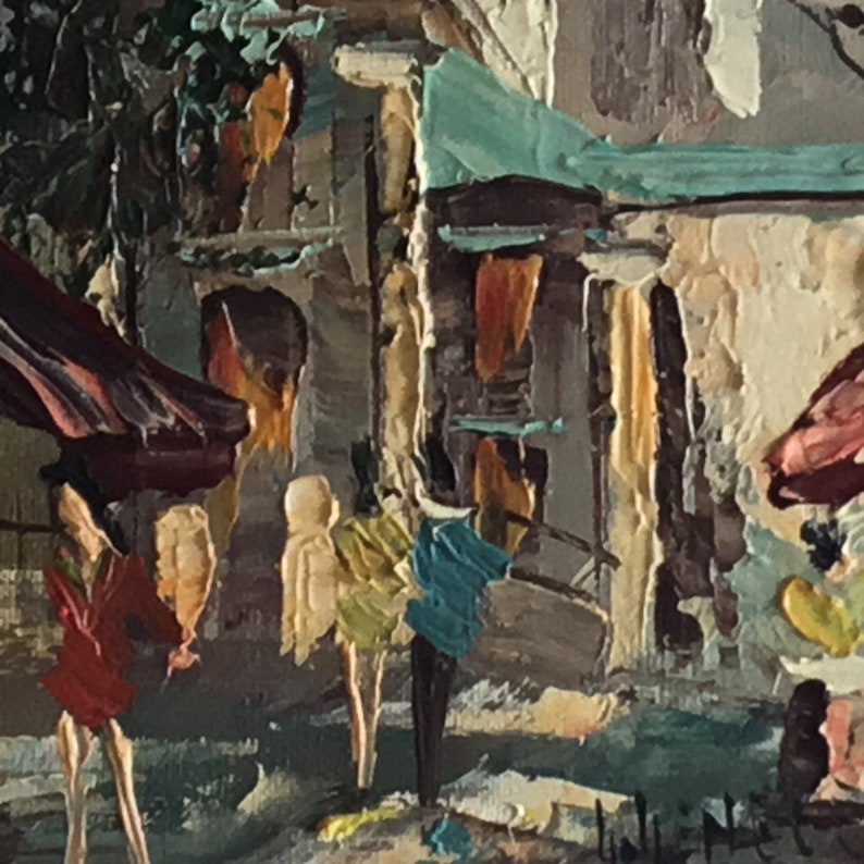 K&ouml;nnte beinhalten: Ein &Ouml;lgem&auml;lde auf Leinwand, das eine strukturierte Stra&szlig;enszene mit dicken Impasto-Pinselstrichen zeigt. Die Komposition pr&auml;sentiert architektonische Formen in Grau-, Wei&szlig;- und T&uuml;rkist&ouml;nen, akzentuiert durch Figuren in Rot, Gelb und Blau.