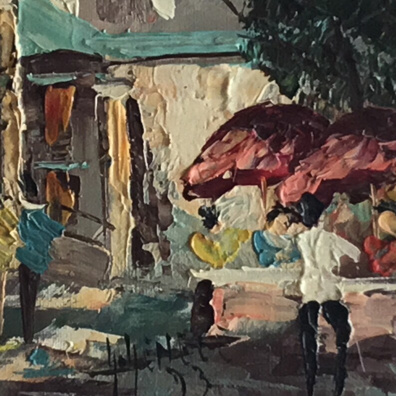 K&ouml;nnte beinhalten: Ein &Ouml;lgem&auml;lde mit einer strukturierten Au&szlig;enszene mit dicken Impasto-Pinselstrichen. Die Komposition zeigt eine Geb&auml;udefassade, zwei markante rote Sonnenschirme und Figuren in wei&szlig;er und dunkler Kleidung im Schatten.