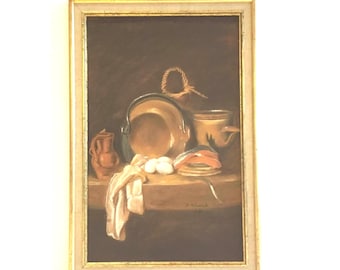 Könnte beinhalten: Ein gerahmtes Stillleben-Gemälde zeigt eine Sammlung von Objekten. Eine große, flache Schüssel, ein kleiner Krug und eine Teekanne sind mit Eiern, einem Tuch und einem Seil angeordnet. Die Farbpalette wird von Braun- und Goldtönen dominiert.