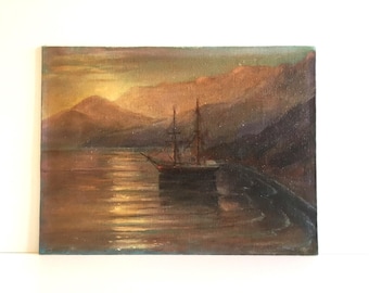 Op de afbeelding: Een olieverfschilderij op doek met een zeilschip voor anker in kalm water bij zonsondergang. De scène toont een gouden lucht, silhouetten van bergen op de achtergrond en de reflectie van het schip op het wateroppervlak.