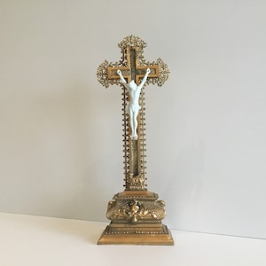 Crucifijo con Cristo en porcelana bisque (años 1940)