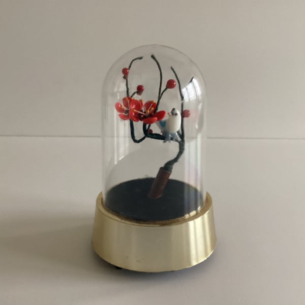 Seltene Plexiglaskuppel mit Vogel (1960er Jahre) Batteriebetriebenem Zwitschern, Made in Japan