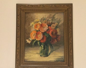 Könnte beinhalten: Ölgemälde eines Blumenstraußes in einer grünen Glasvase, vor einem neutralen Hintergrund. Die Blumen sind hauptsächlich orange und rot, mit einigen gelben und weißen Blüten. Das Gemälde befindet sich in einem braunen, verzierten Rahmen.