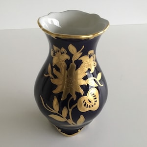 Jarrón Jlmenau de porcelana azul cobalto y dorado fabricado en Alemania (década de 1960)