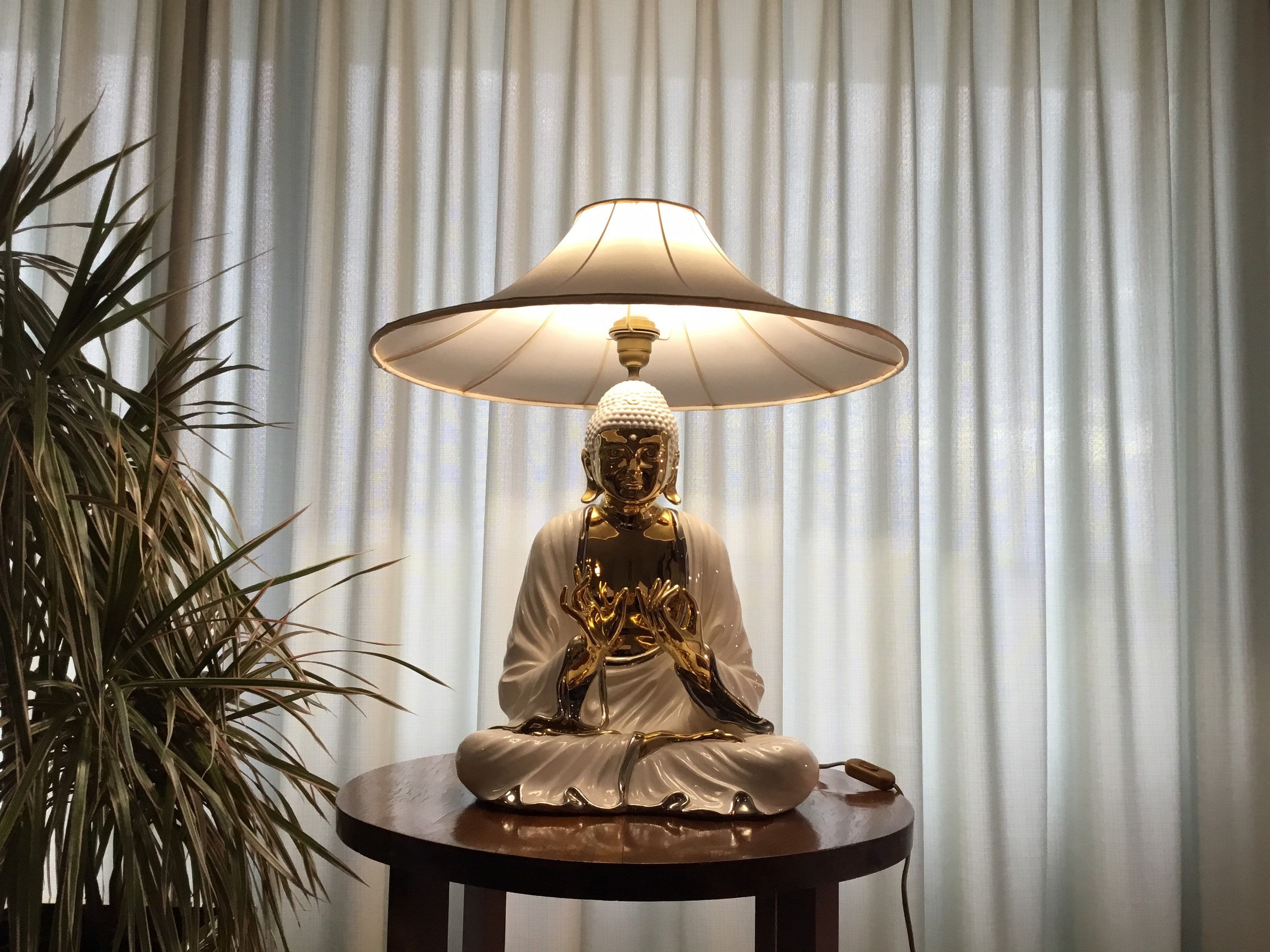Italienische Buddha Tischlampe aus Porzellan von Domenico Italienische Buddha Tischlampe aus Porzellan von Domenico