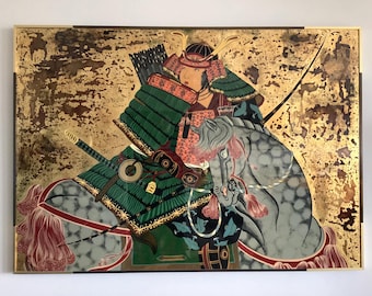 Könnte beinhalten: Ein gerahmtes Gemälde, das einen Samurai in grün-roter Rüstung auf einem grauen Schimmel zeigt. Der Krieger trägt einen Helm und führt einen Bogen sowie Pfeile mit sich. Der Hintergrund ist mit Blattgold und dunkelbraunen, fleckigen Akzenten gestaltet.