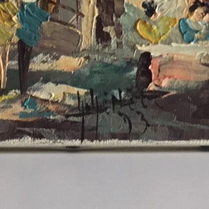 K&ouml;nnte beinhalten: Ein &Ouml;lgem&auml;lde auf Leinwand mit dicken, strukturierten Pinselstrichen in Blaugr&uuml;n, Gelb, Braun und Wei&szlig;. Die Komposition zeigt abstrakte Formen und Figuren mit einer in schwarzer Farbe gemalten Signatur am unteren Bildrand.