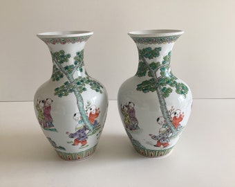 Stare chińskie wazony – para ręcznie malowanej porcelany (okres maoistyczny lat 70. XX wieku)