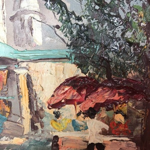 K&ouml;nnte beinhalten: Ein &Ouml;lgem&auml;lde auf Leinwand mit einer strukturierten Au&szlig;enszene und dicken Impasto-Pinselstrichen. Die Komposition zeigt ein Stra&szlig;encaf&eacute; mit roten Sonnenschirmen, Figuren in gelber und blauer Kleidung, einem Baum und einem Geb&auml;ude.