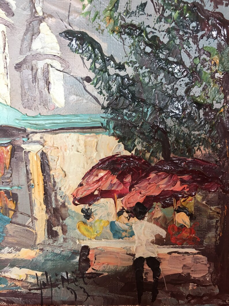 K&ouml;nnte beinhalten: Ein &Ouml;lgem&auml;lde auf Leinwand mit einer strukturierten Au&szlig;enszene und dicken Impasto-Pinselstrichen. Die Komposition zeigt ein Stra&szlig;encaf&eacute; mit roten Sonnenschirmen, Figuren in gelber und blauer Kleidung, einem Baum und einem Geb&auml;ude.