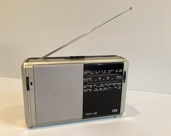 Radio vintage ITT / Tiny 220 (1983), fabricada en Alemania, portátil y de colección.