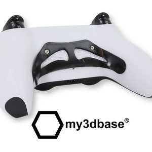 以下が含まれることがあります： 白と黒のゲームコントローラー、黒のアクセントピース付き。 コントローラーは、丸みを帯びたエッジと黒いベースを備えた洗練されたデザインです。 ロゴ「my3dbase」が下部に表示されます。
